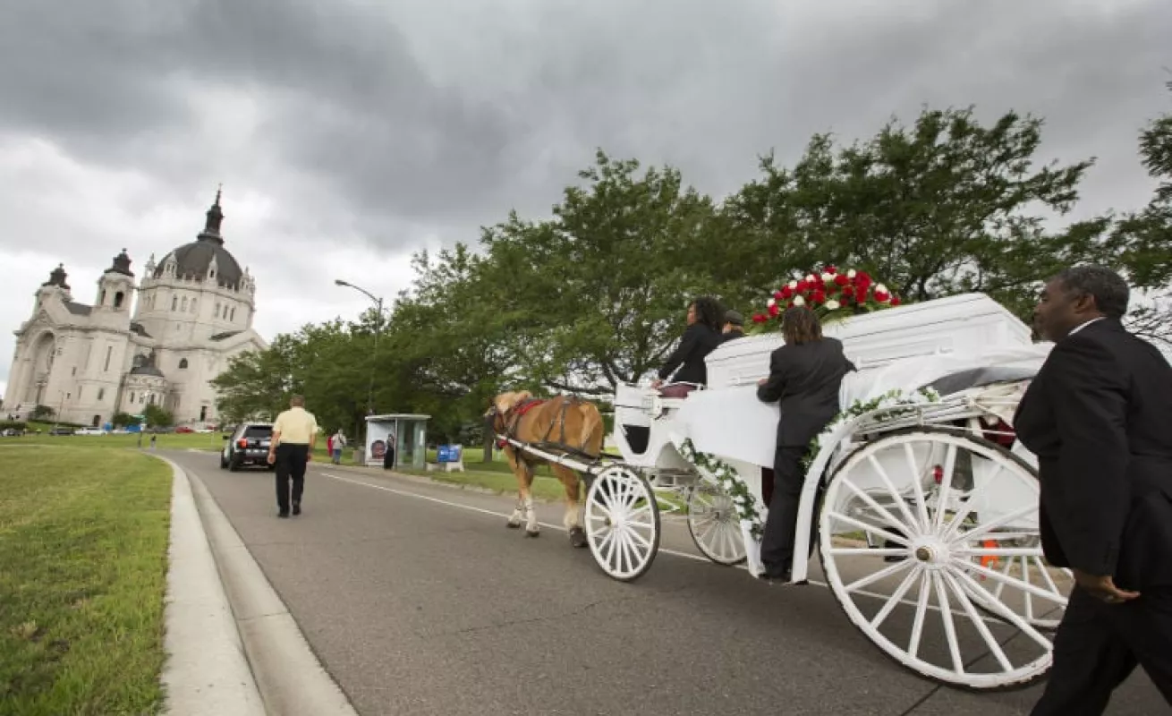 Sepelio al estilo provinciano