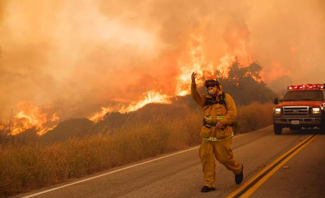 Fuego consume Santa Clarita