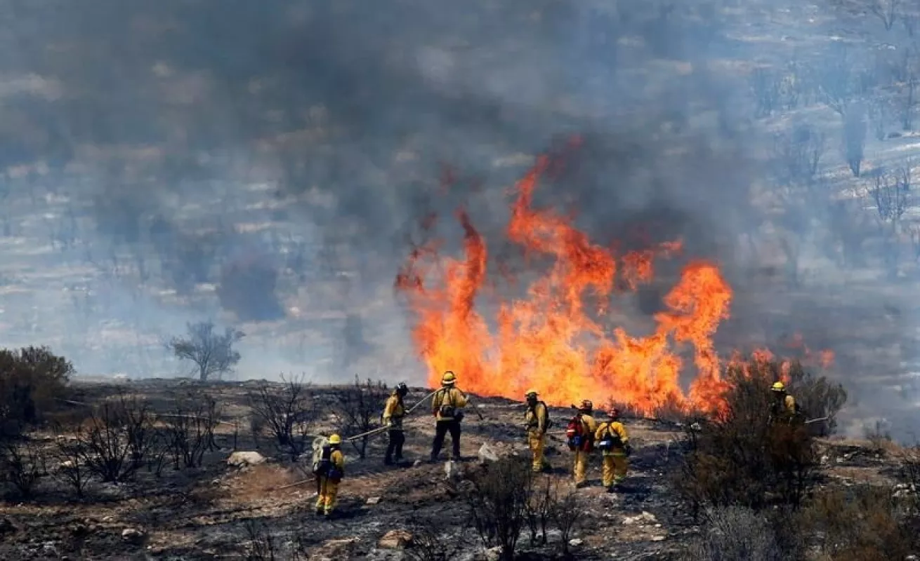 Fuego consume Santa Clarita