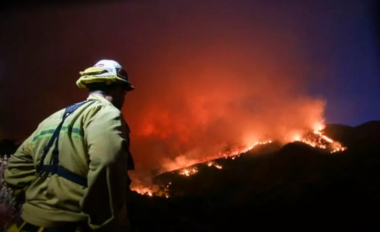 Fuego consume Santa Clarita