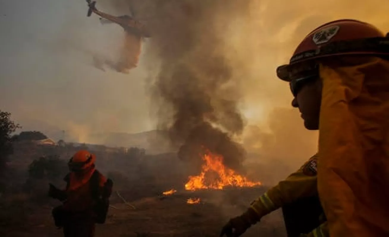 Fuego consume Santa Clarita