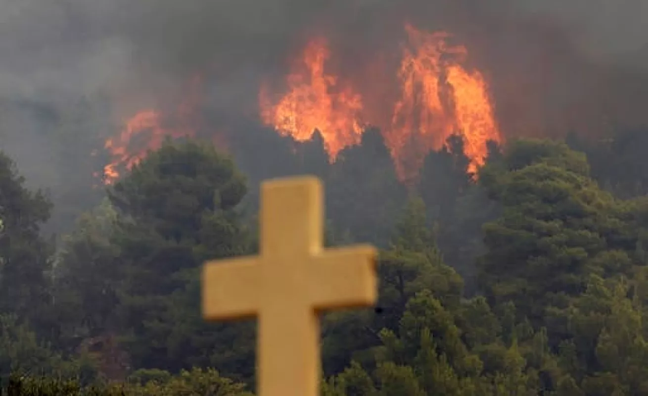 Arde el monasterio Galataki