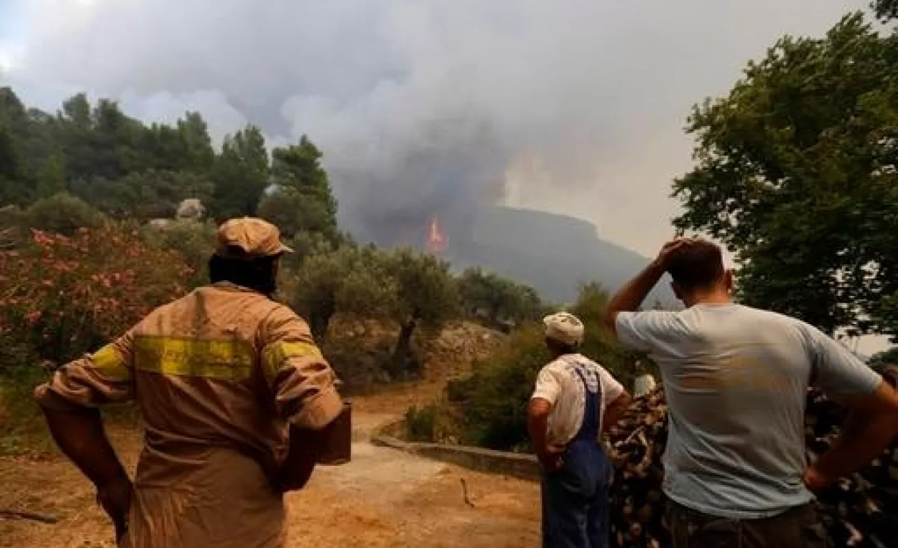 Arde el monasterio Galataki