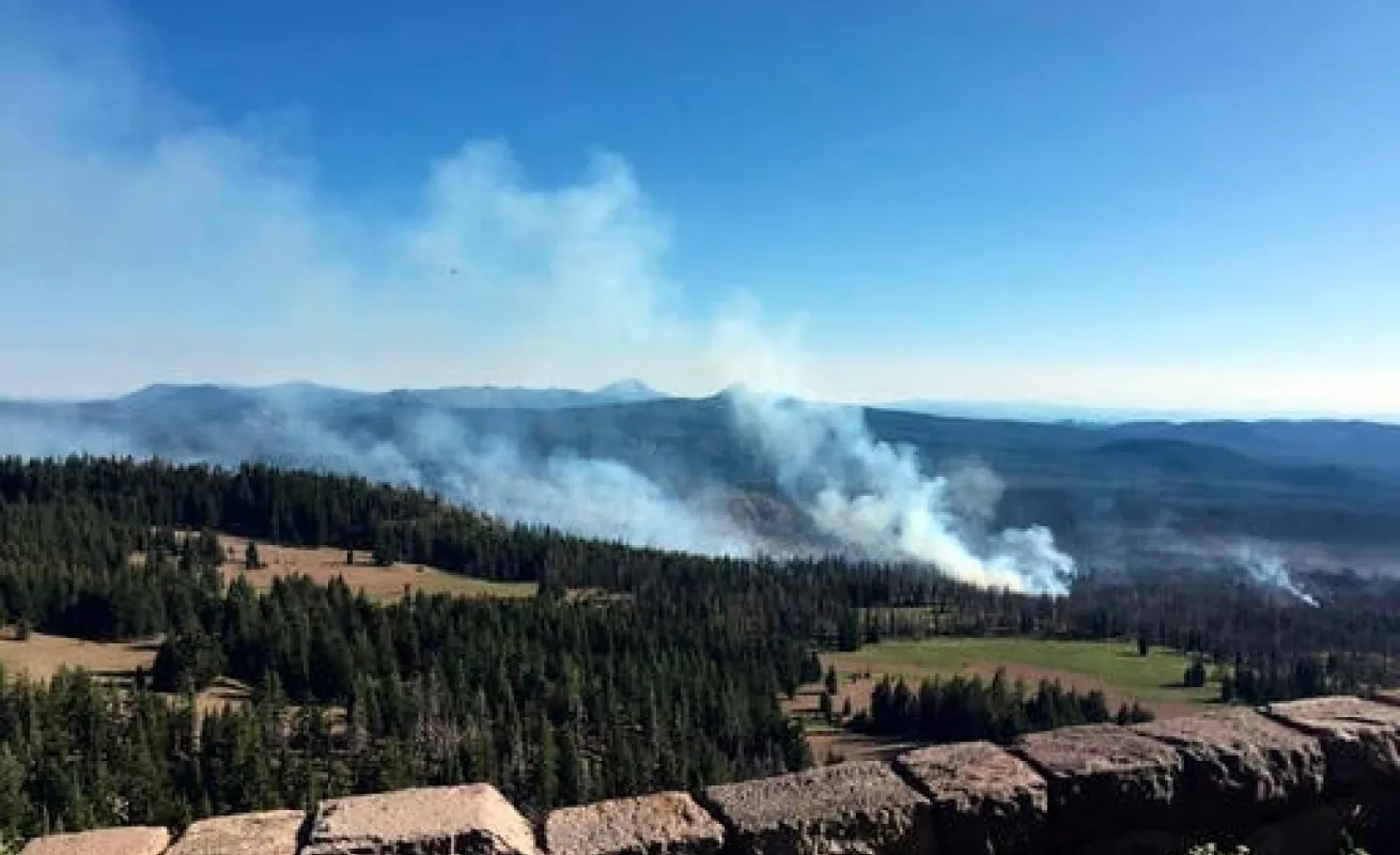 Llamas consumen Crater Lake