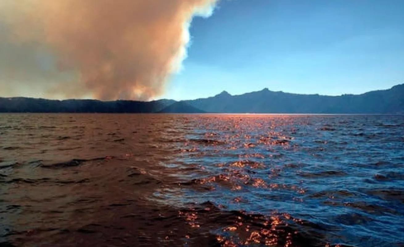 Llamas consumen Crater Lake