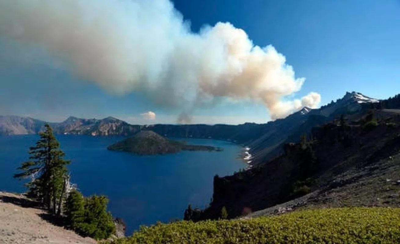 Llamas consumen Crater Lake
