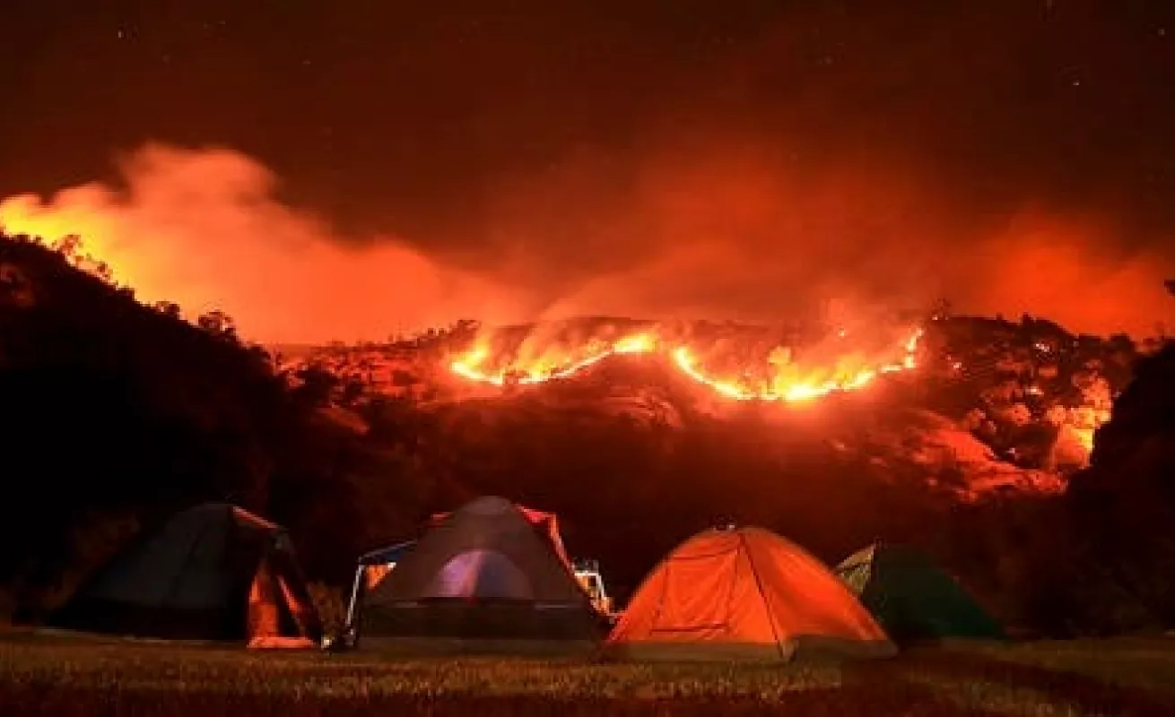 Llamas consumen Crater Lake
