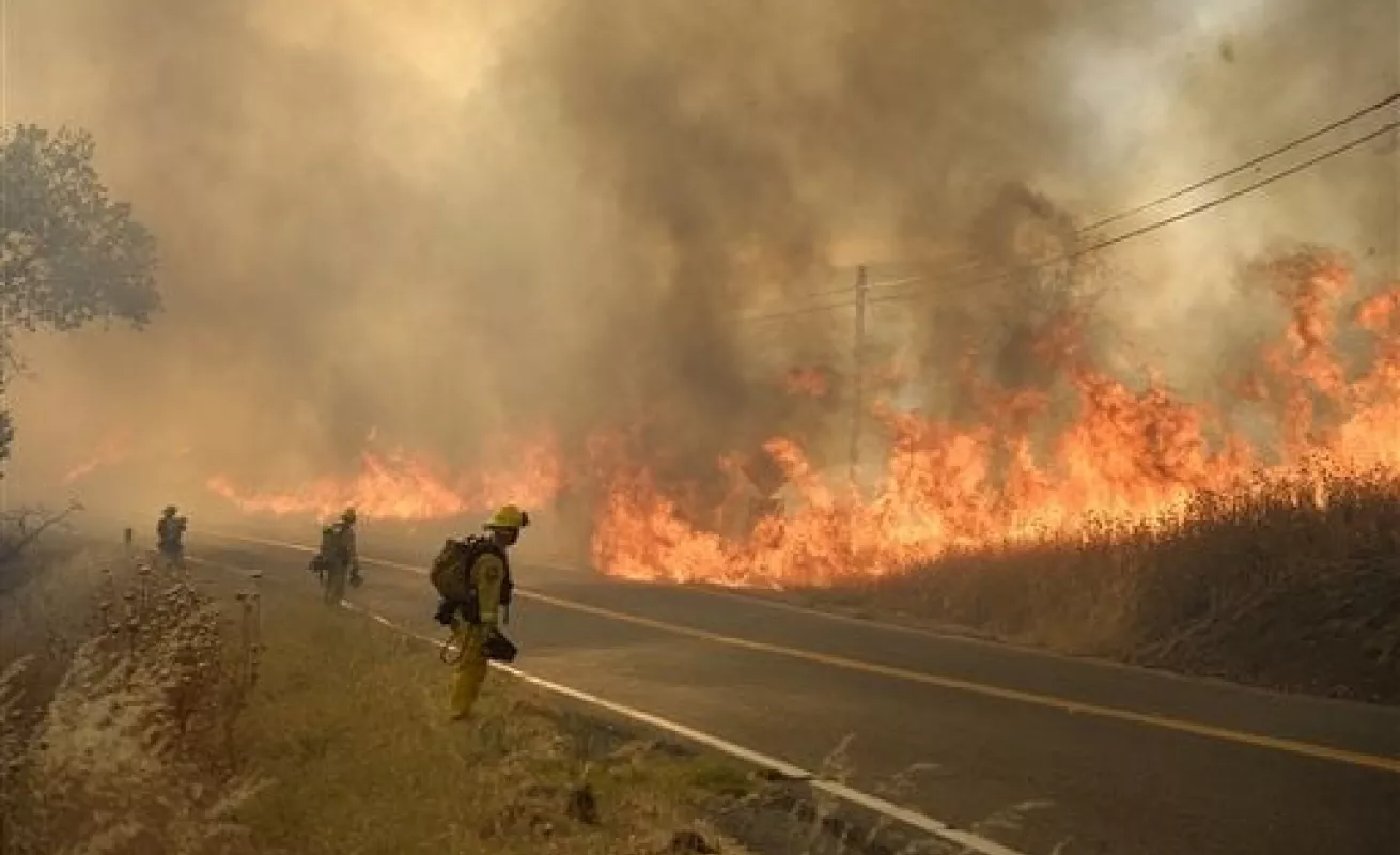 Llamas consumen Crater Lake