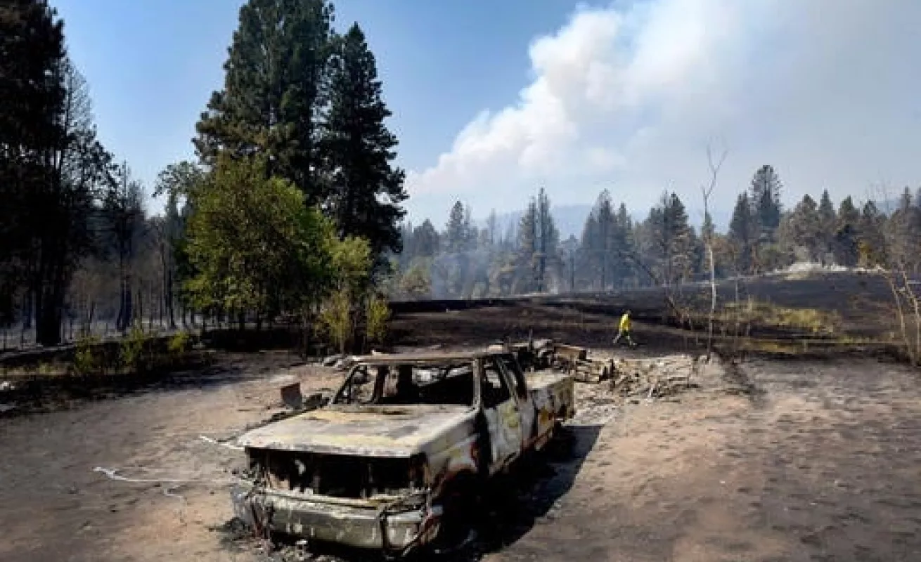 Llamas consumen Crater Lake