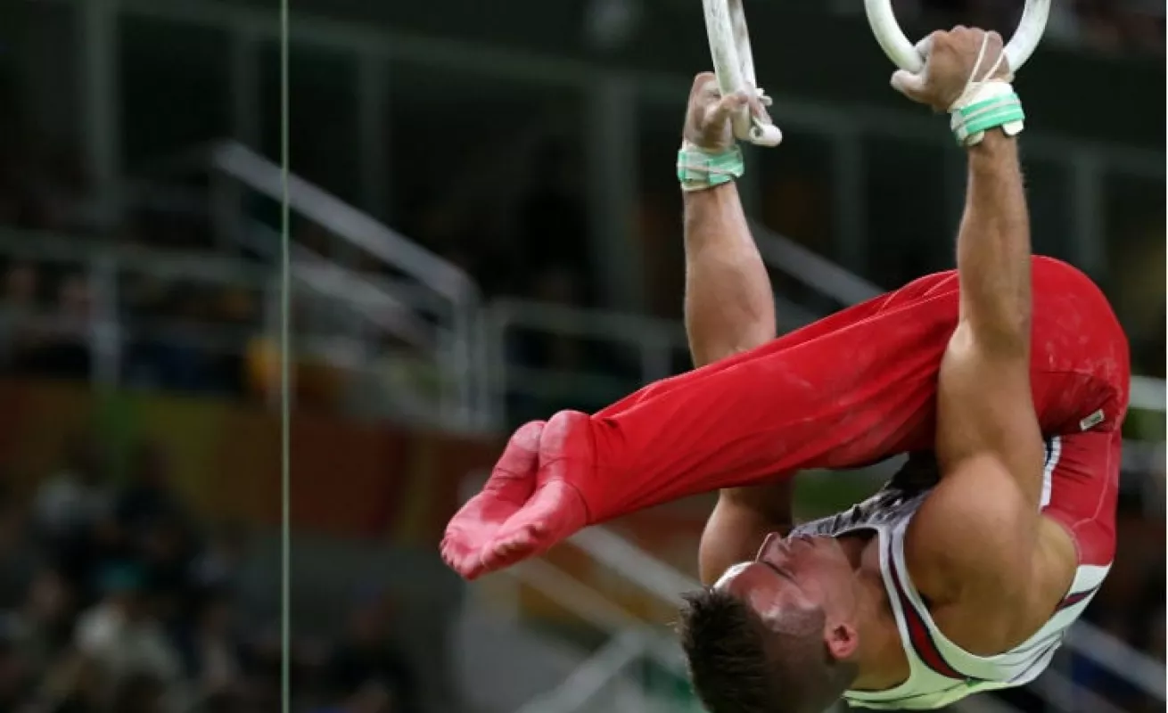 Fuerza y destreza en la gimnasia masculina