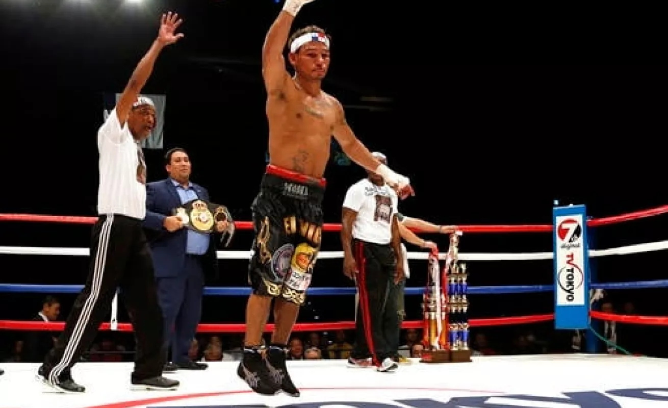 Nuevo campeón súpermosca de la AMB