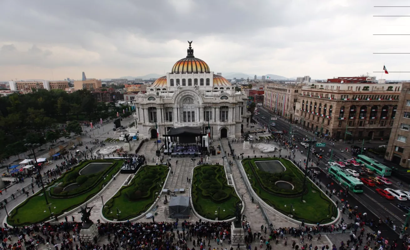 Mexicanos despiden a Juan Gabriel desde Bellas Artes 