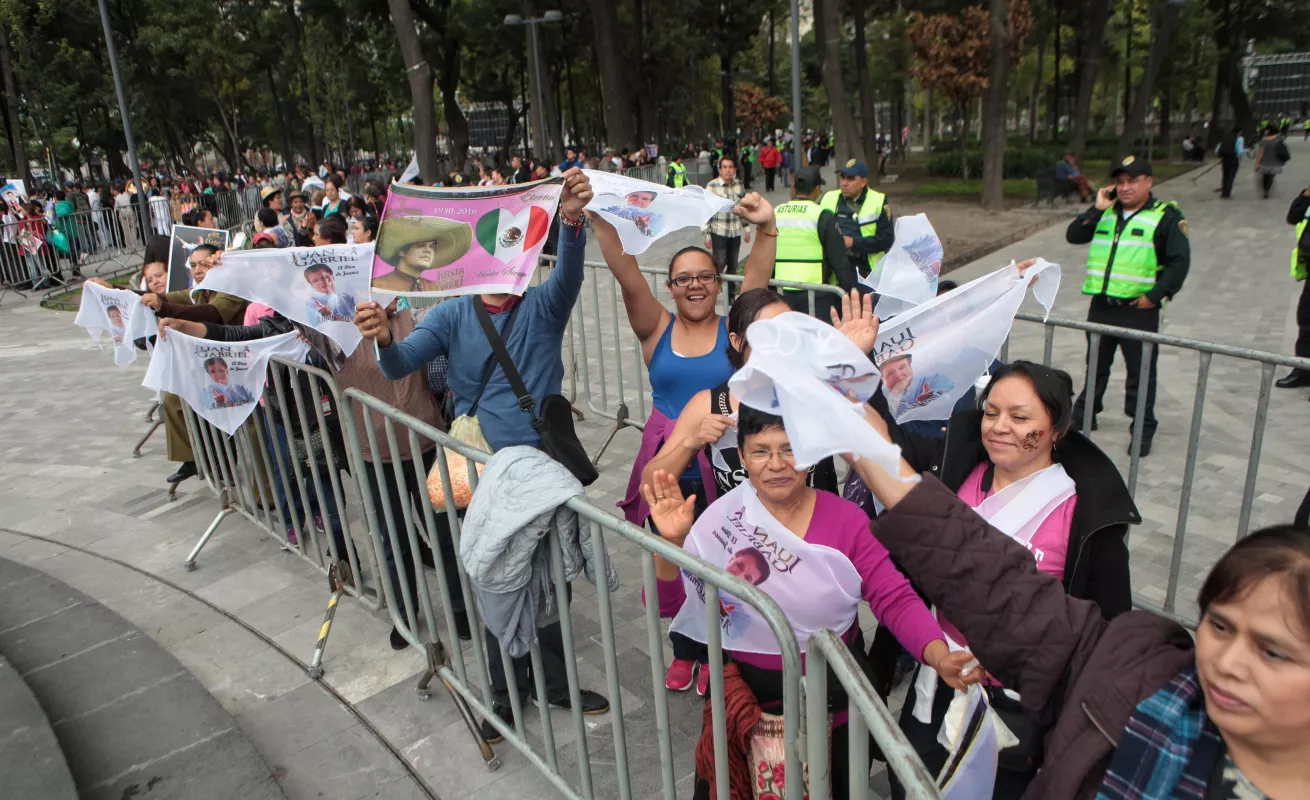 Mexicanos despiden a Juan Gabriel desde Bellas Artes 