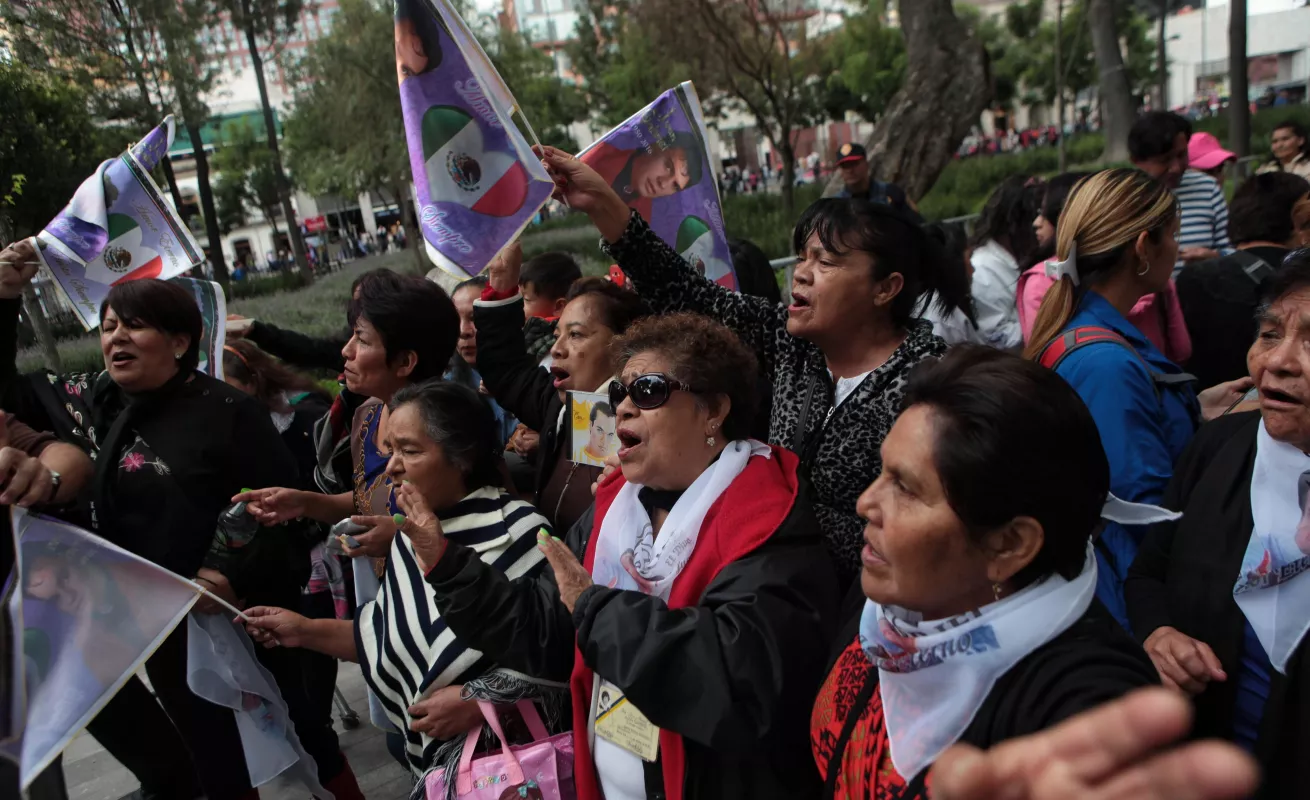 Mexicanos despiden a Juan Gabriel desde Bellas Artes 
