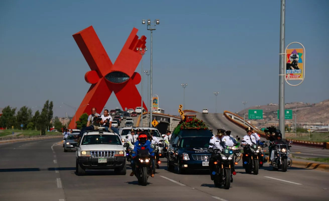 Mexicanos despiden a Juan Gabriel desde Bellas Artes 