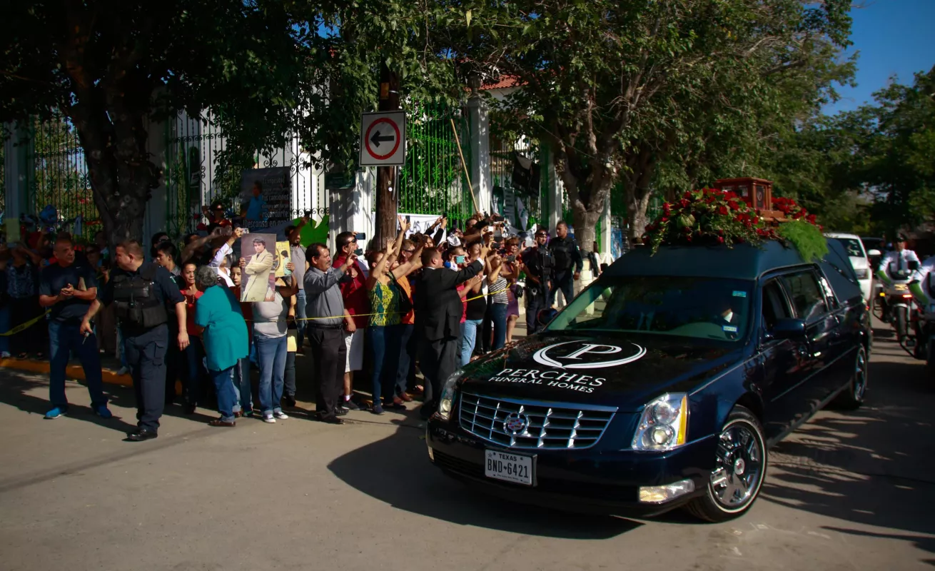 Mexicanos despiden a Juan Gabriel desde Bellas Artes 