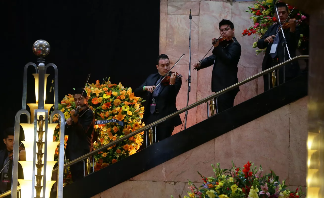 Mexicanos despiden a Juan Gabriel desde Bellas Artes 