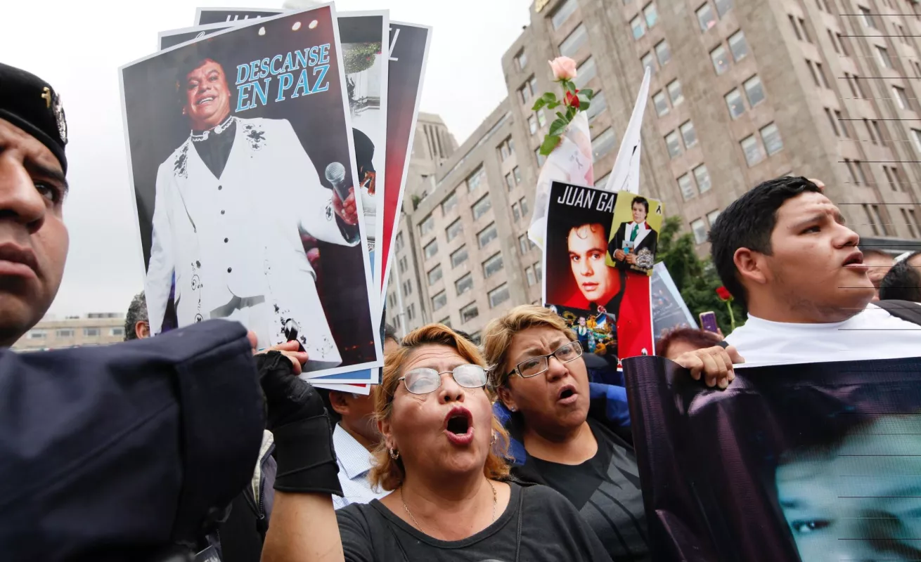 Mexicanos despiden a Juan Gabriel desde Bellas Artes 