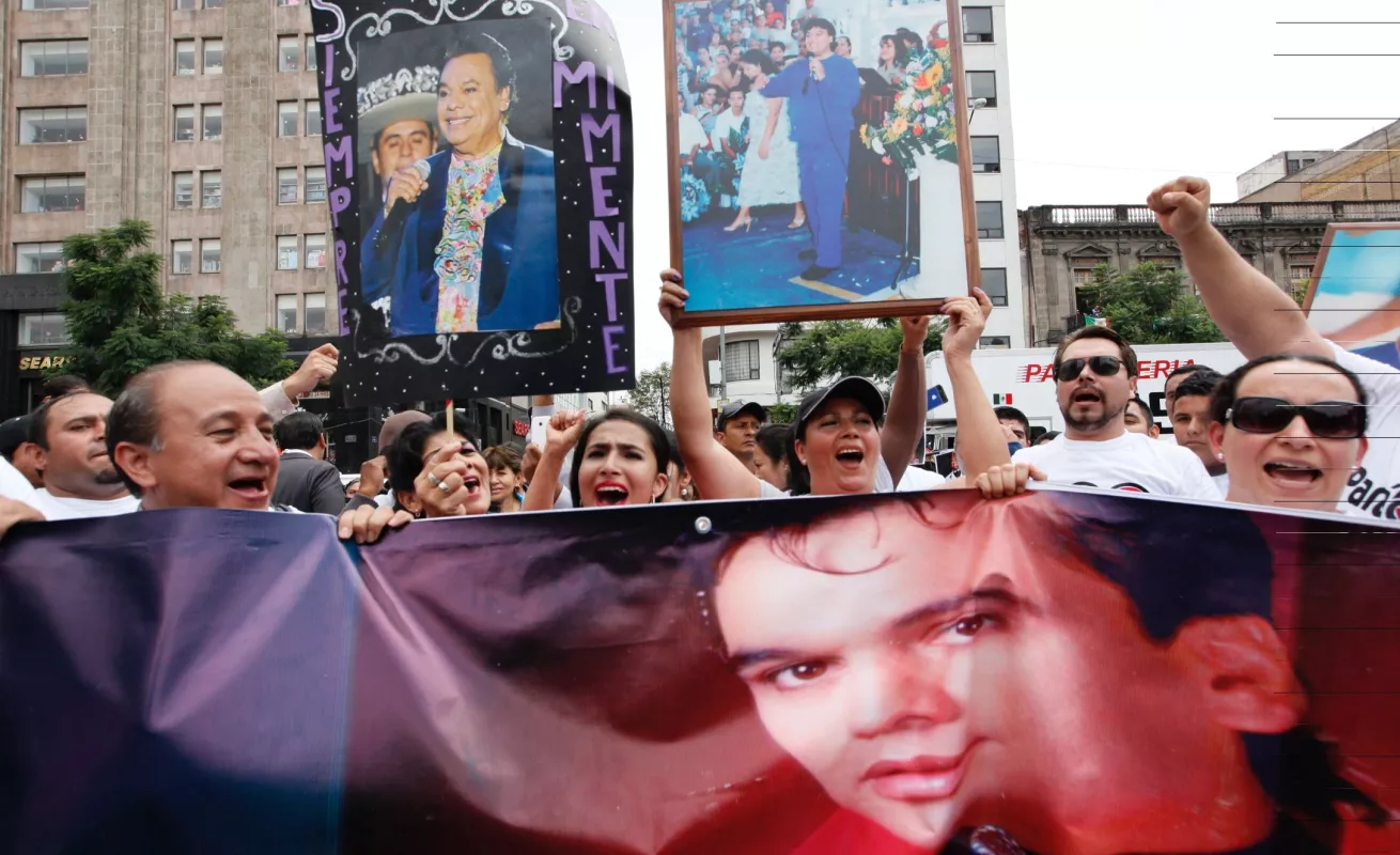 Mexicanos despiden a Juan Gabriel desde Bellas Artes 