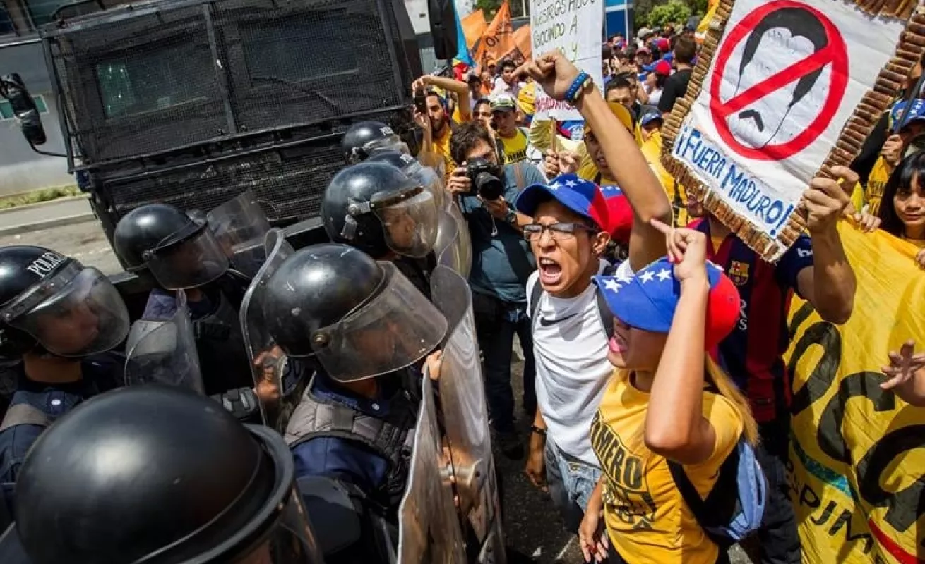 Oposición venezolana marcha en el interior país