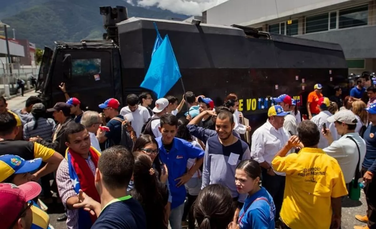 Oposición venezolana marcha en el interior país