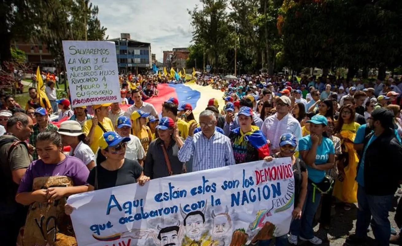 Oposición venezolana marcha en el interior país