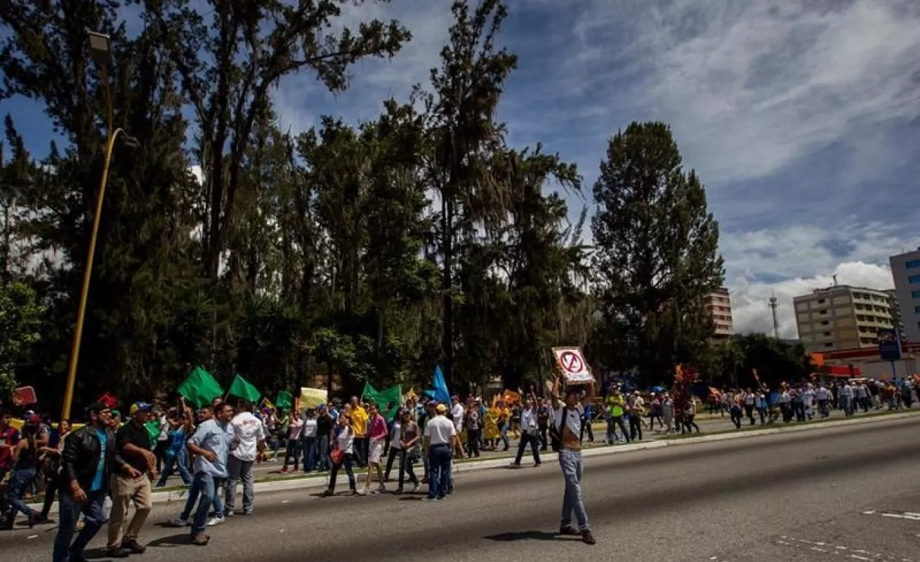 Oposición venezolana marcha en el interior país