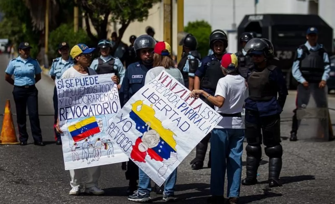 Oposición venezolana marcha en el interior país