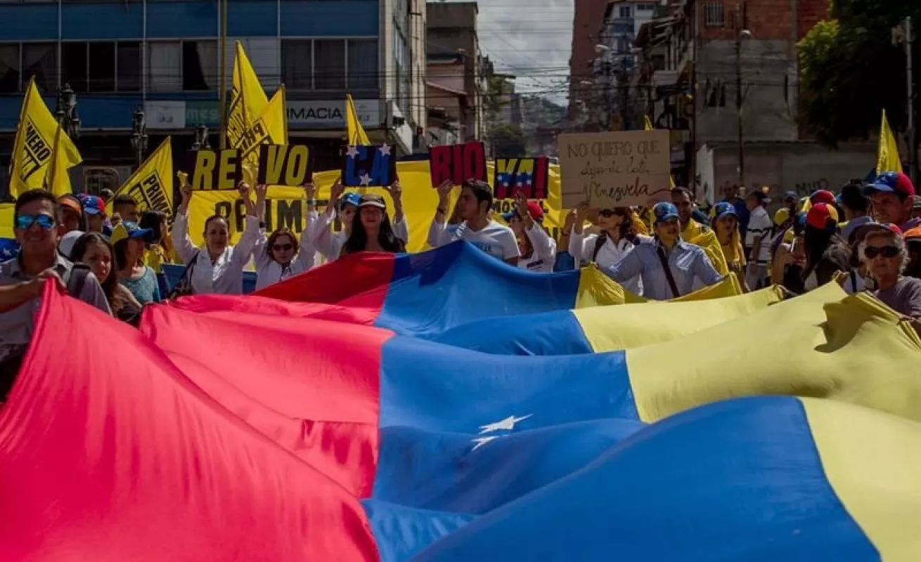 Oposición venezolana marcha en el interior país