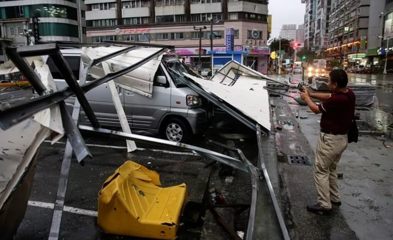 Supertifón Meranti deja destrucción a su paso por Kaohsiung