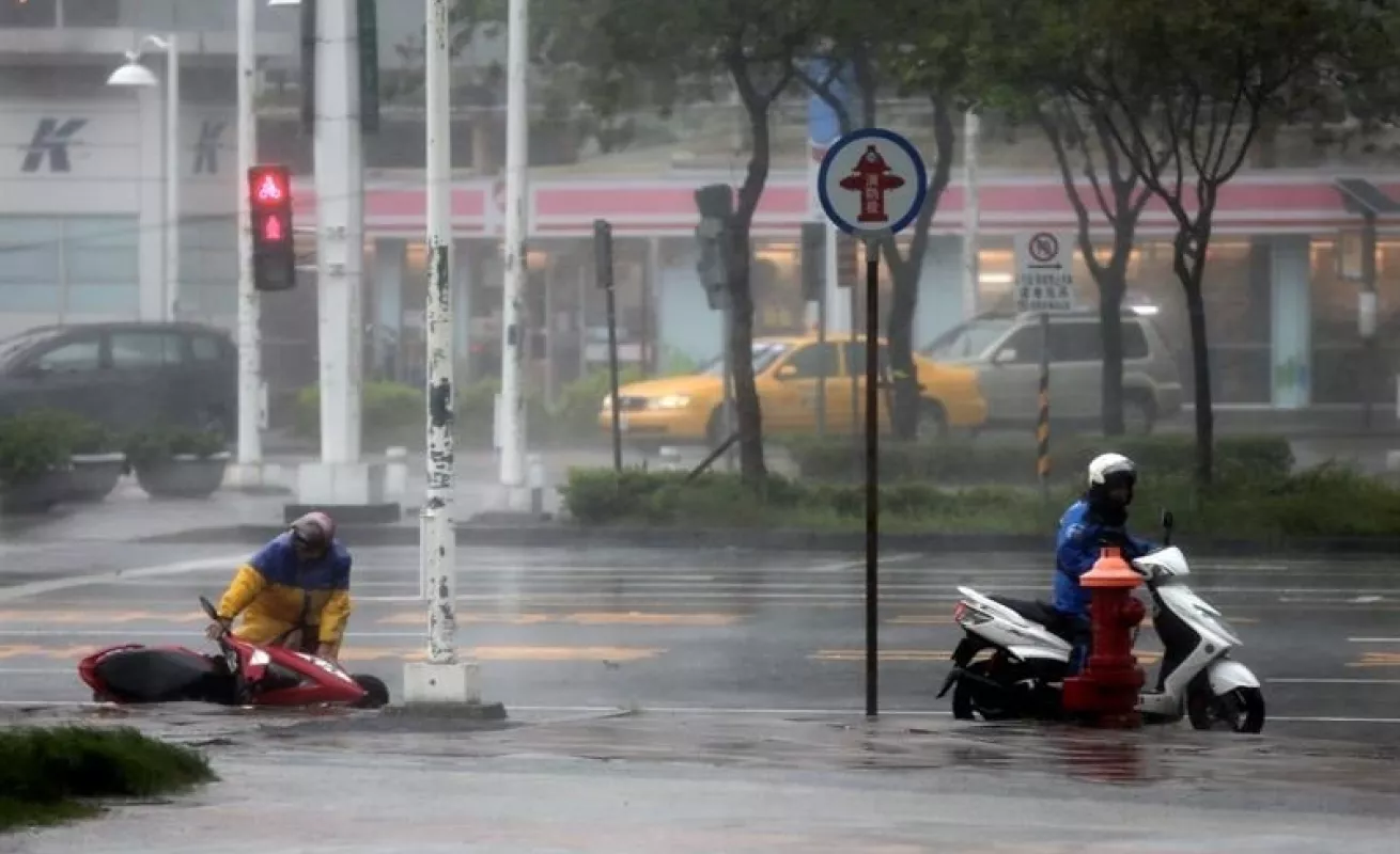 Supertifón Meranti deja destrucción a su paso por Kaohsiung
