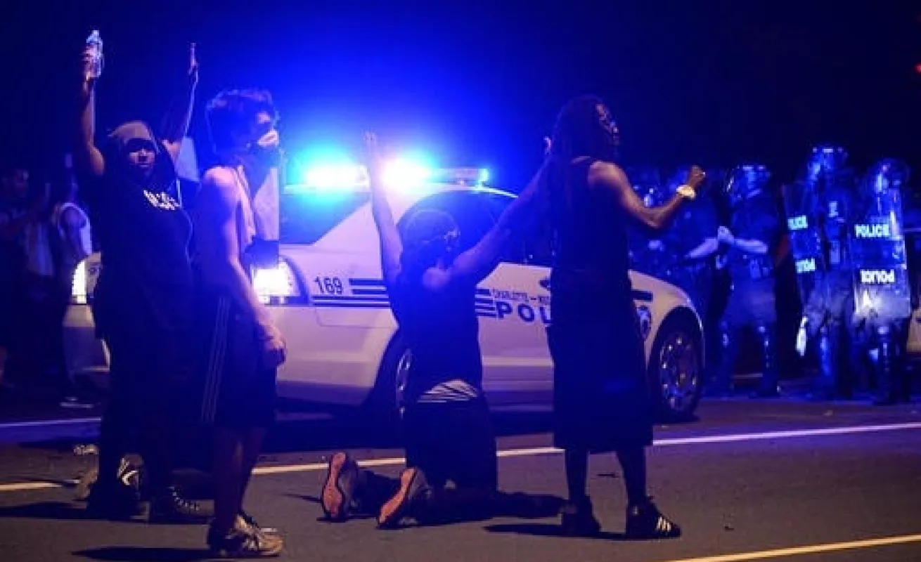 Manifestantes enfrentan a policía tras balacera en Charlotte 