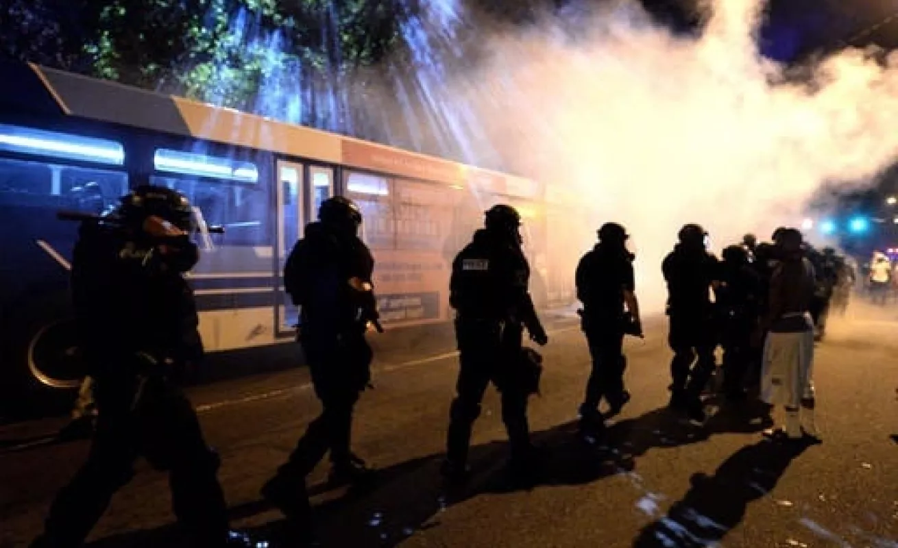 Manifestantes enfrentan a policía tras balacera en Charlotte 