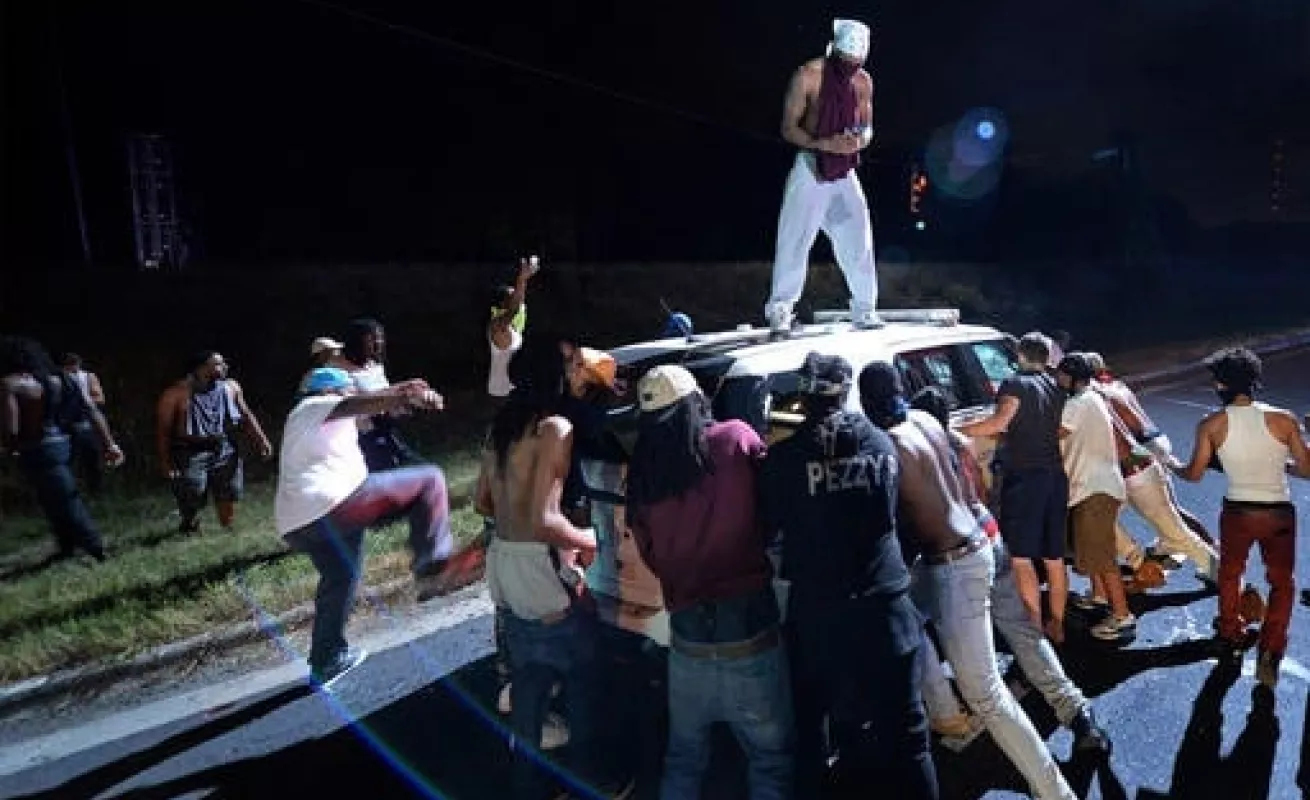 Manifestantes enfrentan a policía tras balacera en Charlotte 