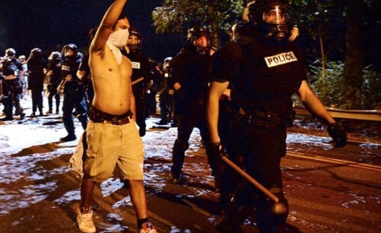 Manifestantes enfrentan a policía tras balacera en Charlotte 