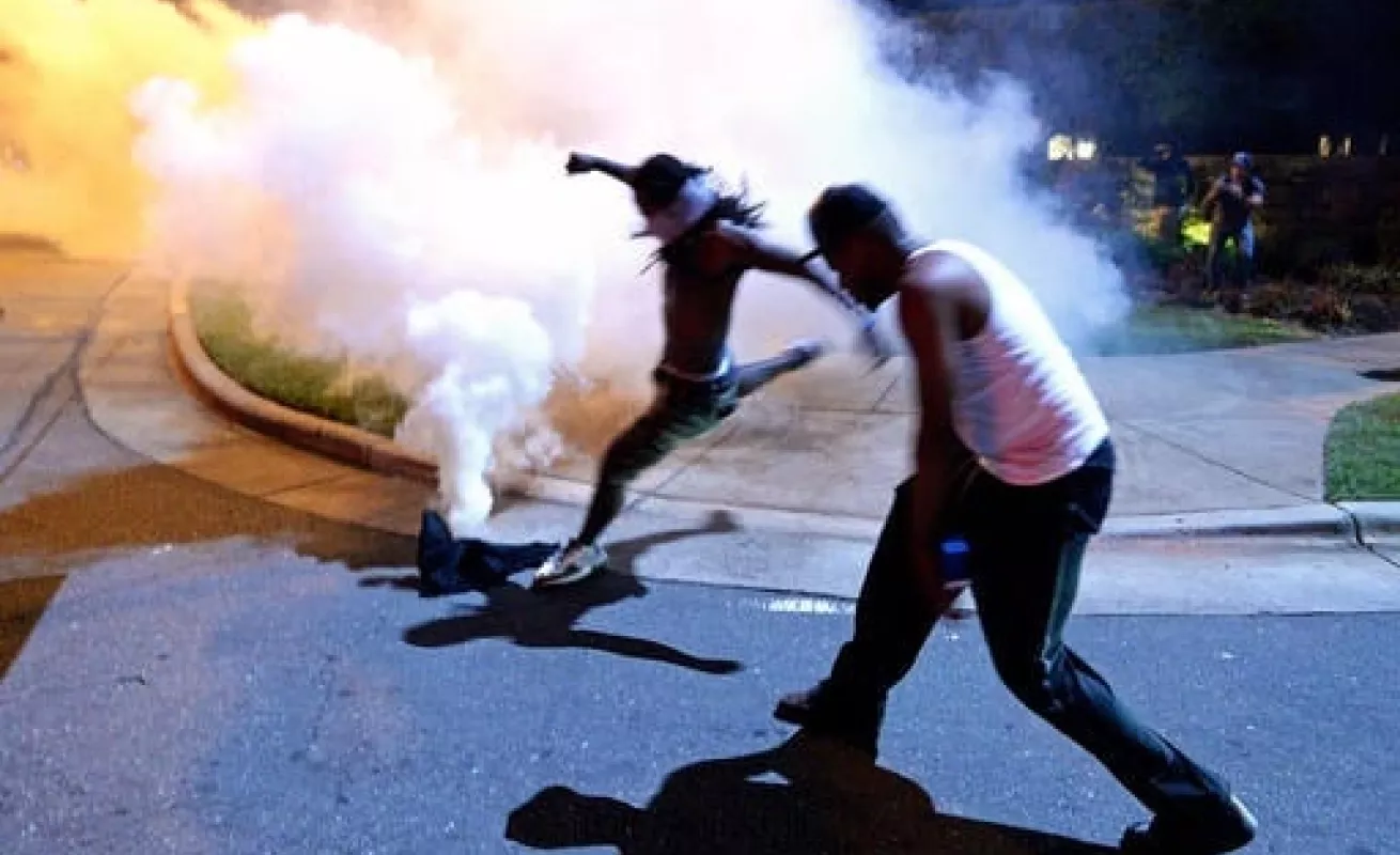 Manifestantes enfrentan a policía tras balacera en Charlotte 