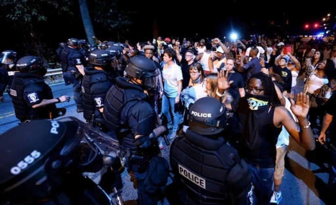 Manifestantes enfrentan a policía tras balacera en Charlotte 