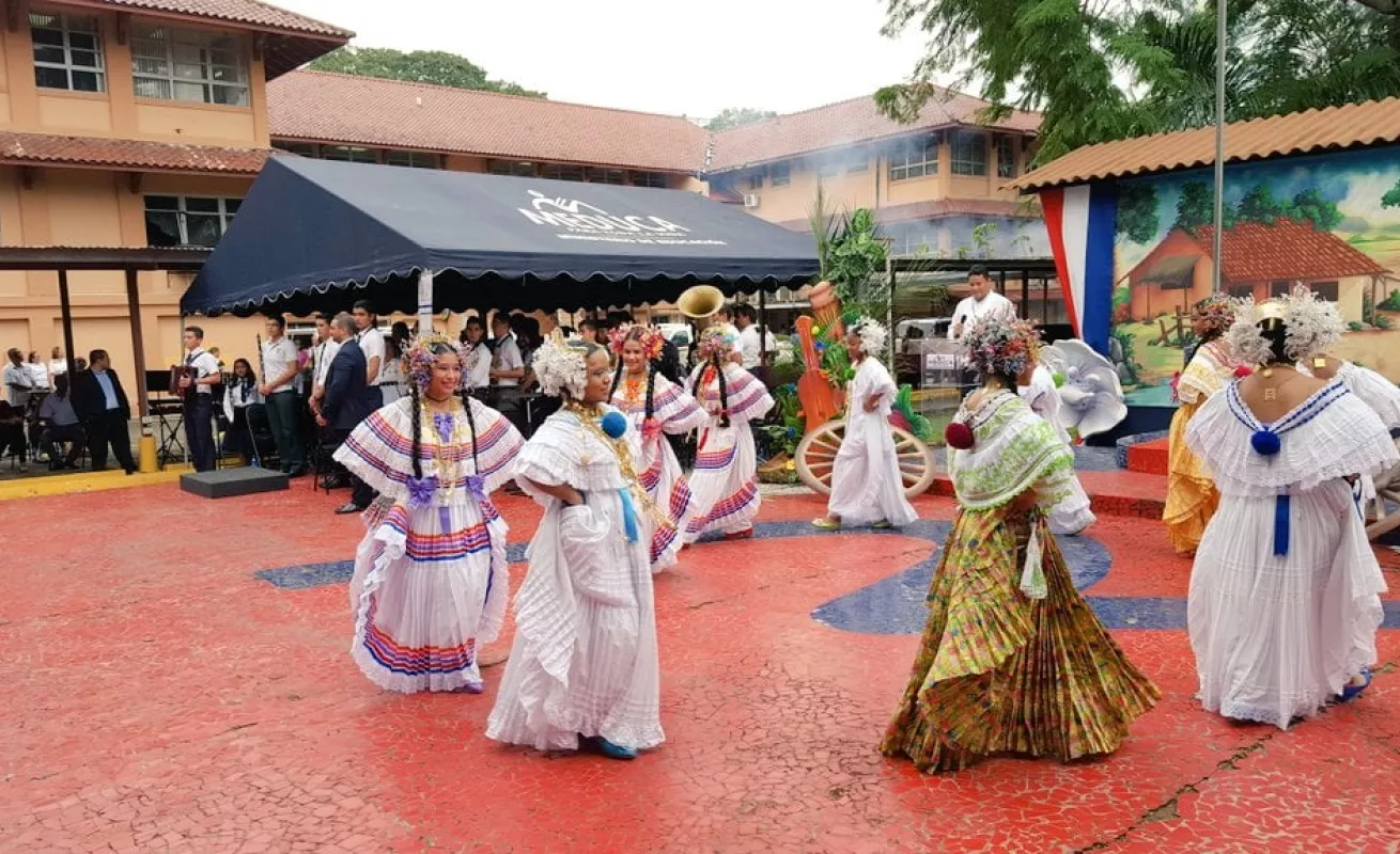 Instituciones públicas dan inicio a festividades Patrias