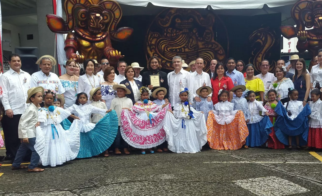 Instituciones públicas dan inicio a festividades Patrias