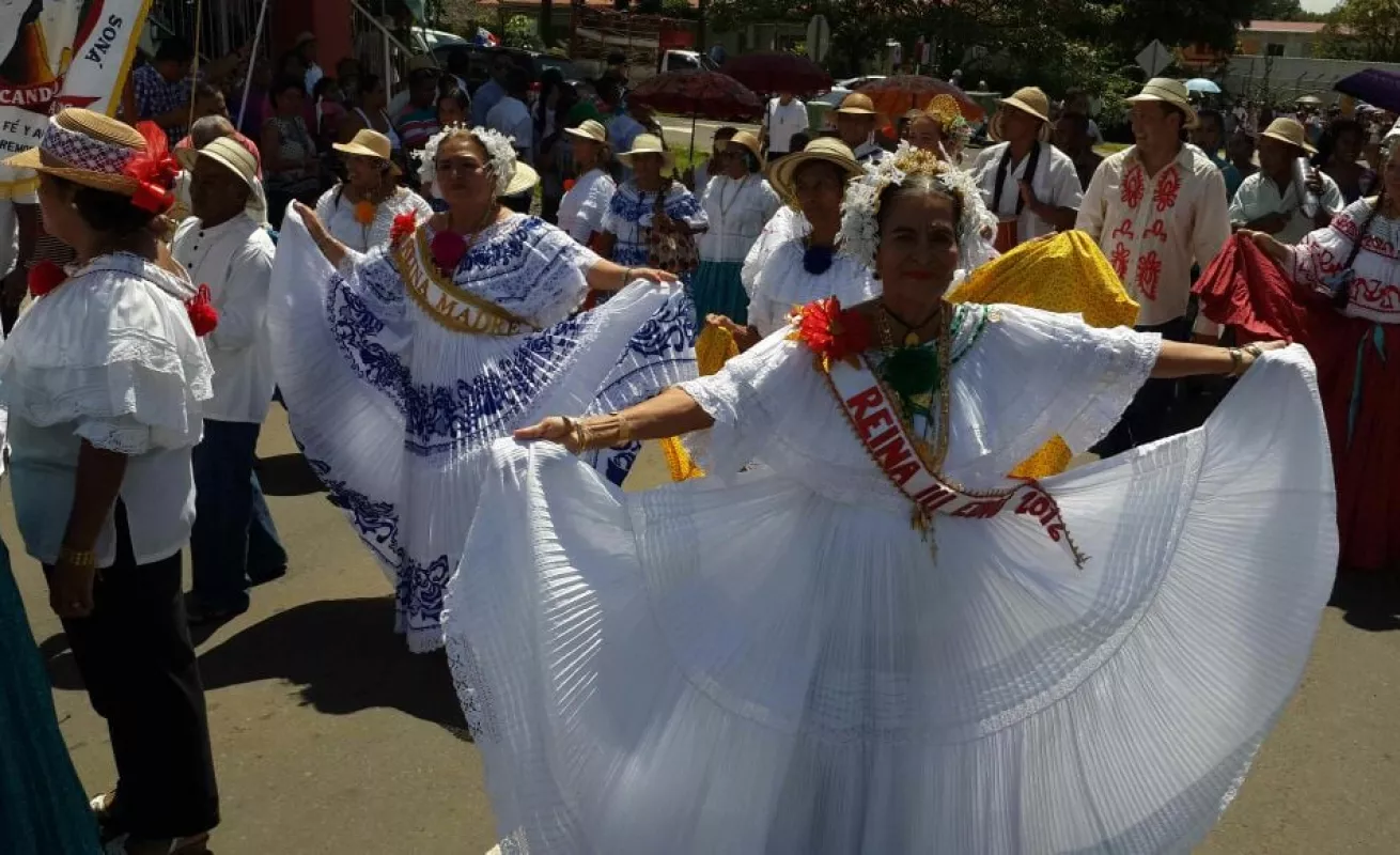 Desfile de la pollera en Soná