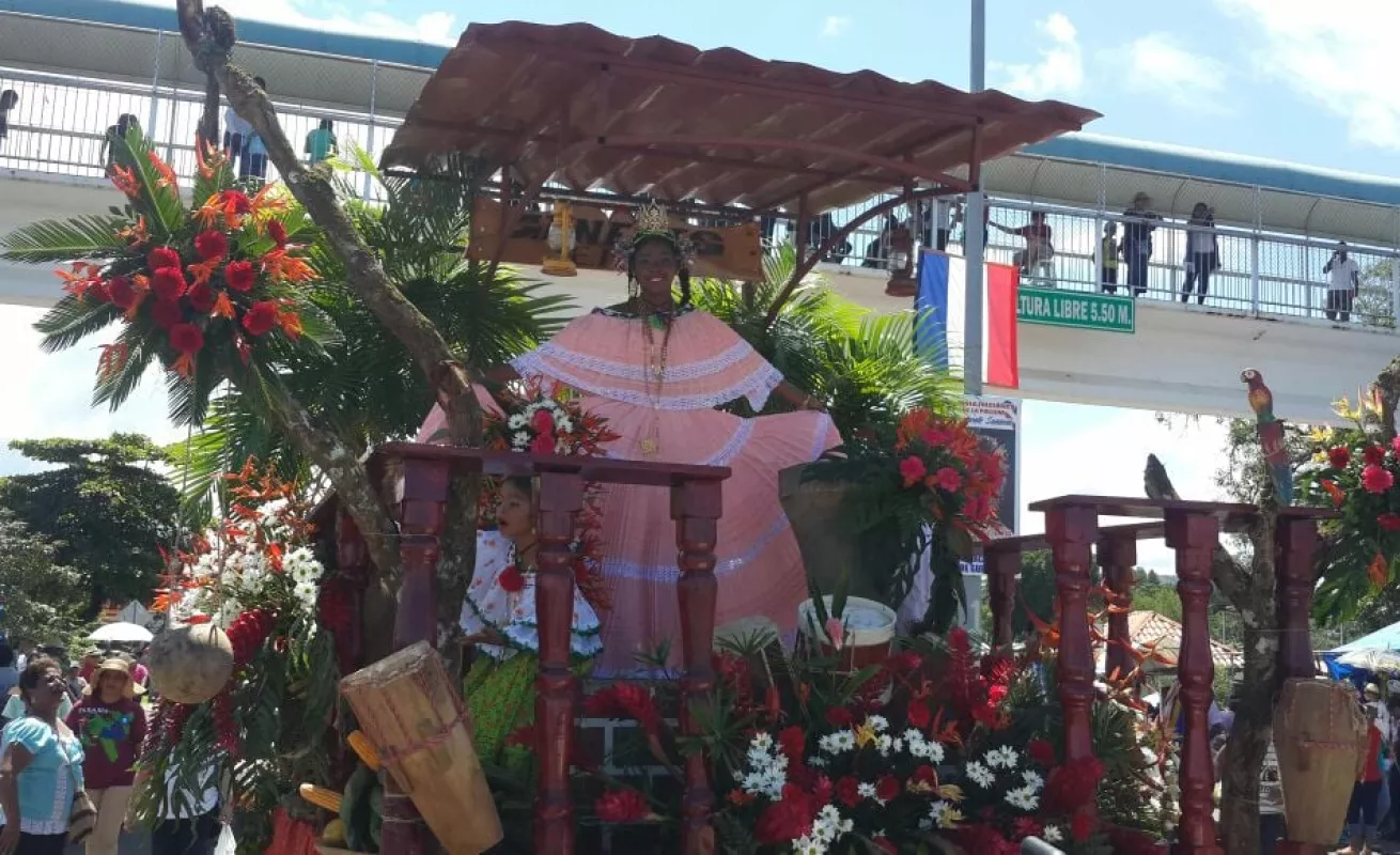 Desfile de la pollera en Soná