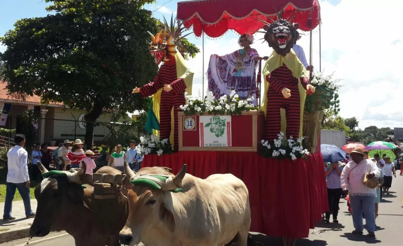 Desfile de la pollera en Soná