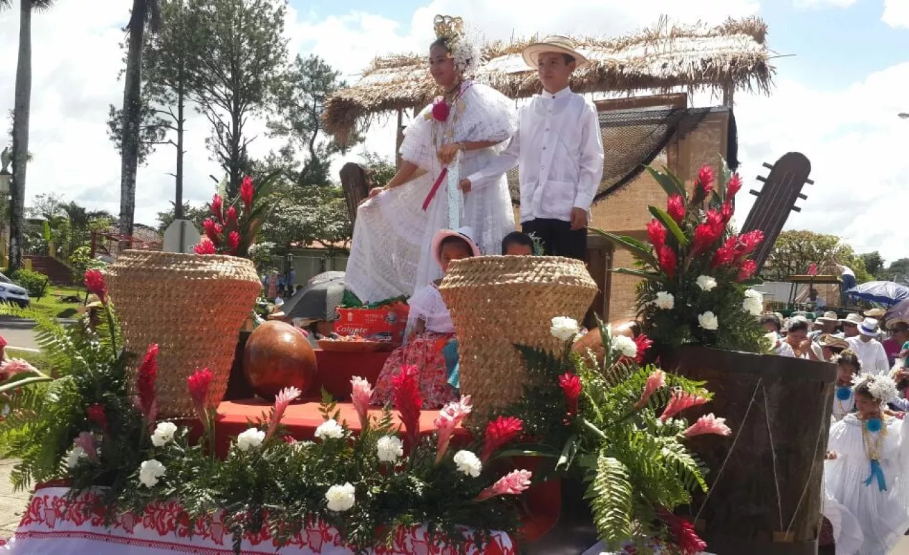 Desfile de la pollera en Soná