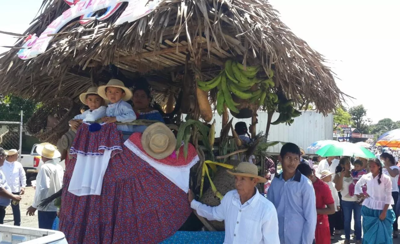 Desfile de la pollera en Soná