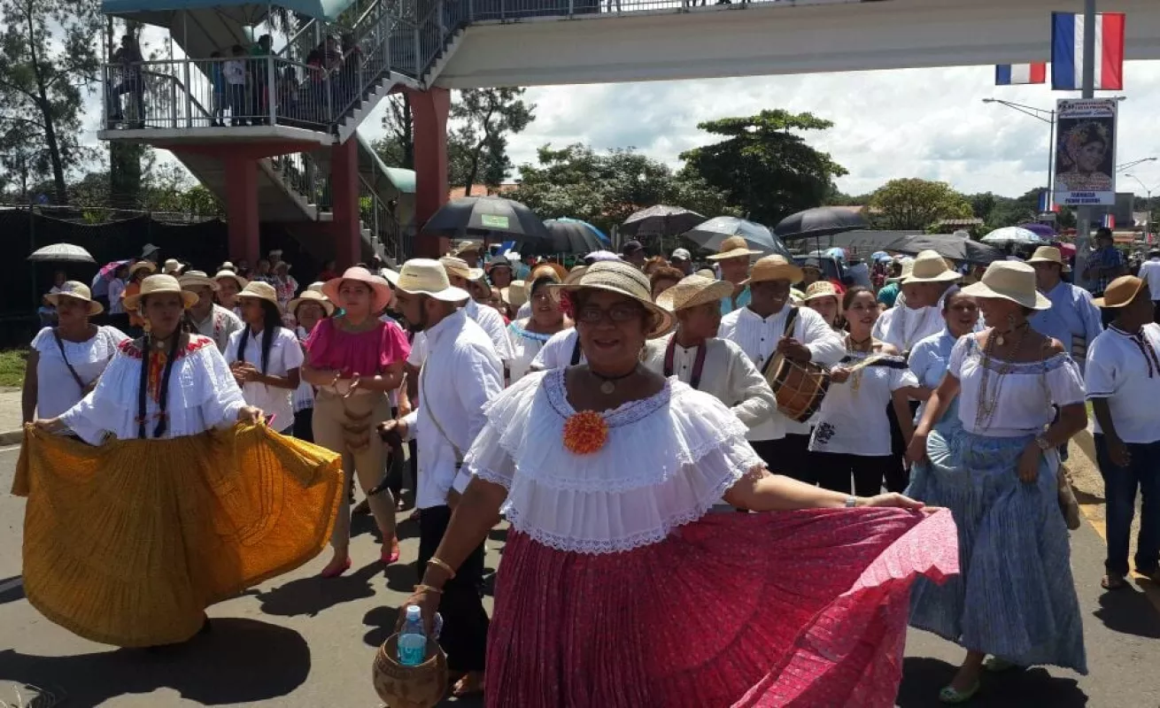 Desfile de la pollera en Soná