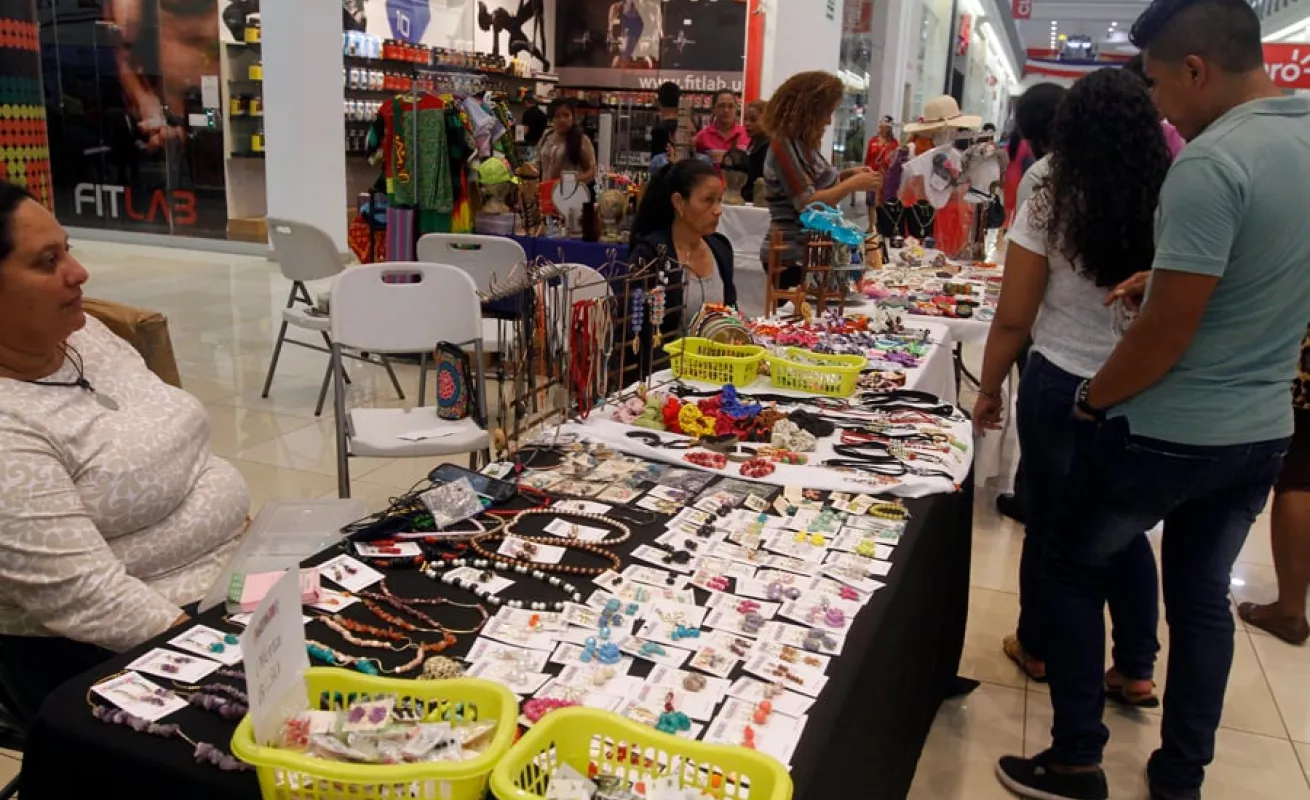 Primera feria artesanal-folclórica