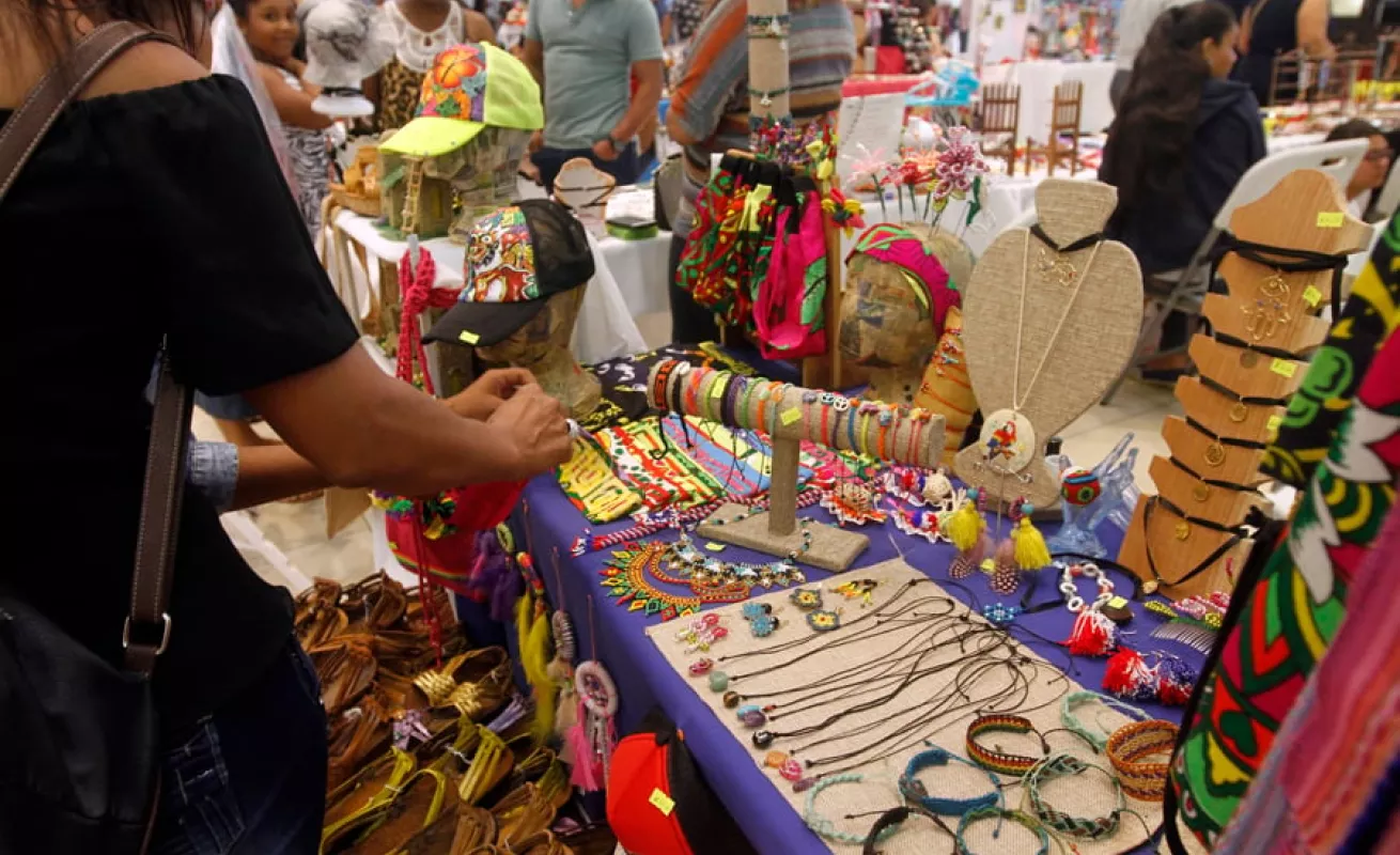 Primera feria artesanal-folclórica