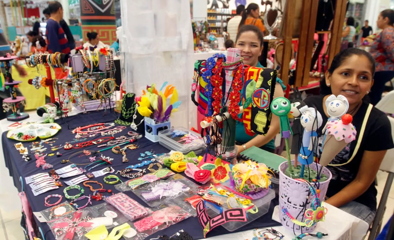 Primera feria artesanal-folclórica