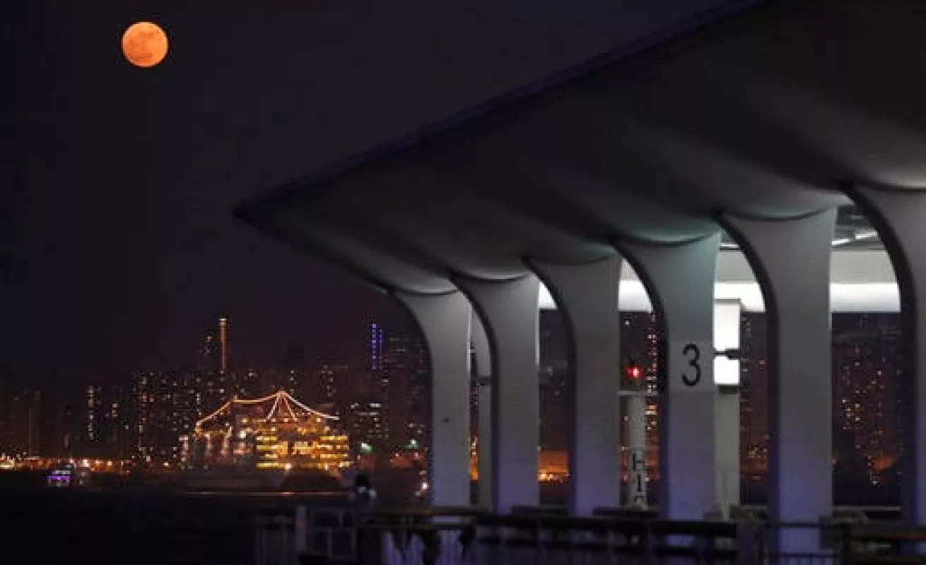 Así se ha visto la Súper Luna en distintas partes del mundo 