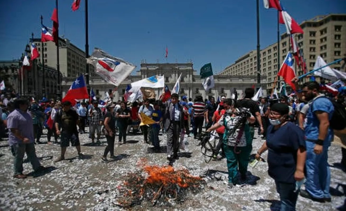 Chilenos pelean por un aumento salarial justo